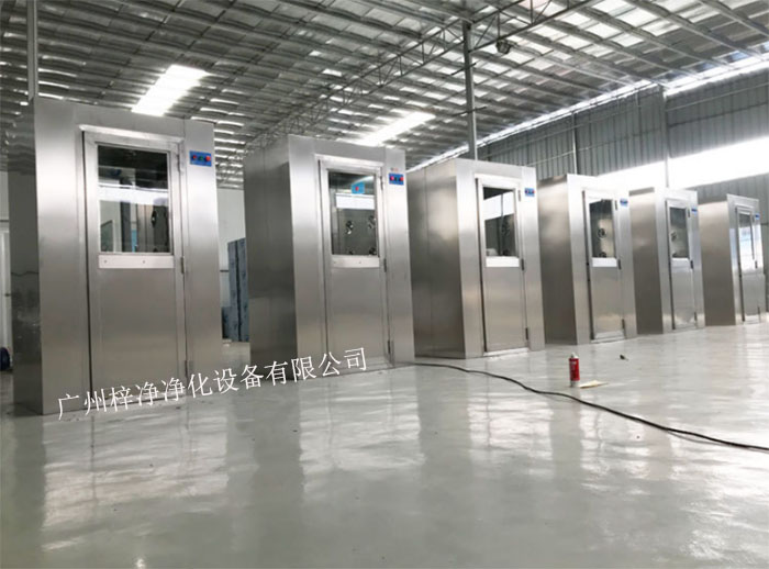 風淋室又可起到氣閘的作用,阻止未凈化的空氣進入潔凈區(qū)域。 風淋室又可起到氣閘的作用,阻止未凈化的空氣進入潔凈區(qū)域。