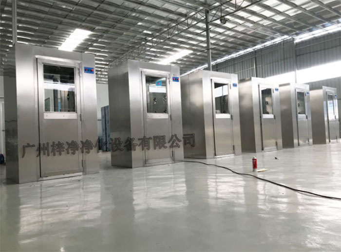 全不銹風淋室采用全不銹鋼材質制造，具有良好的耐腐蝕性、耐高溫性和耐磨損性。