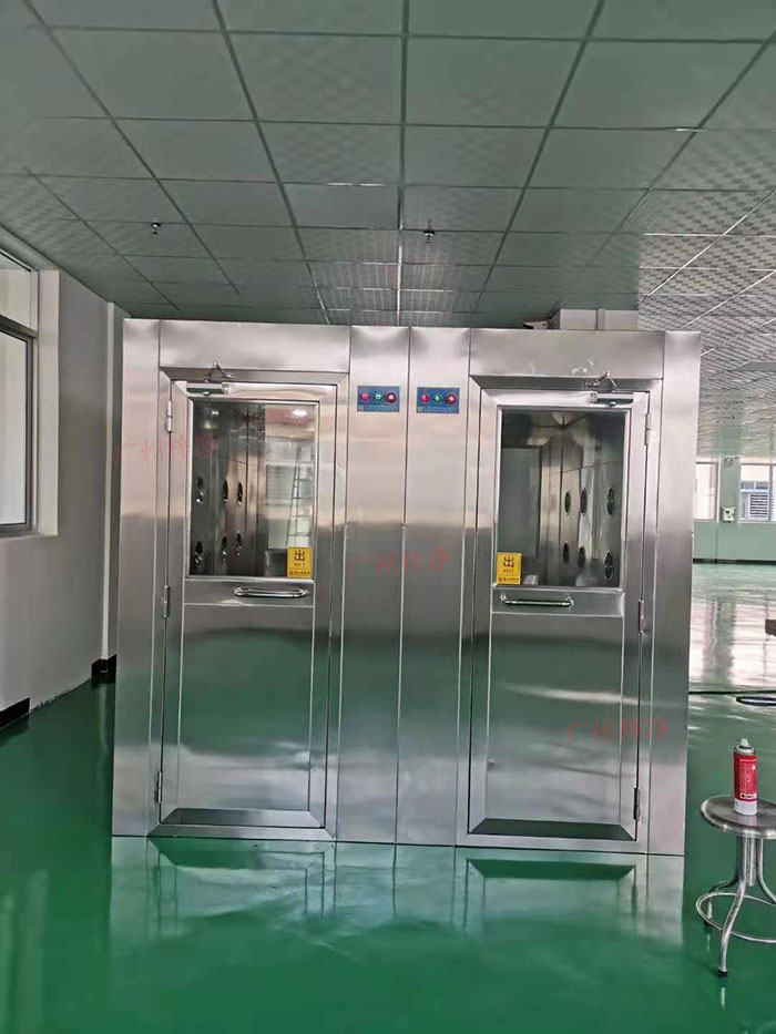 風(fēng)淋室和潔凈室都是確保產(chǎn)品生產(chǎn)環(huán)境達(dá)到高潔凈度的重要設(shè)施。