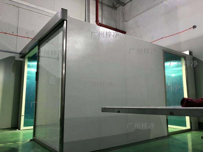 風淋室是醫(yī)療設(shè)備生產(chǎn)車間中不可或缺的潔凈設(shè)備 風淋室是醫(yī)療設(shè)備生產(chǎn)車間中不可或缺的潔凈設(shè)備