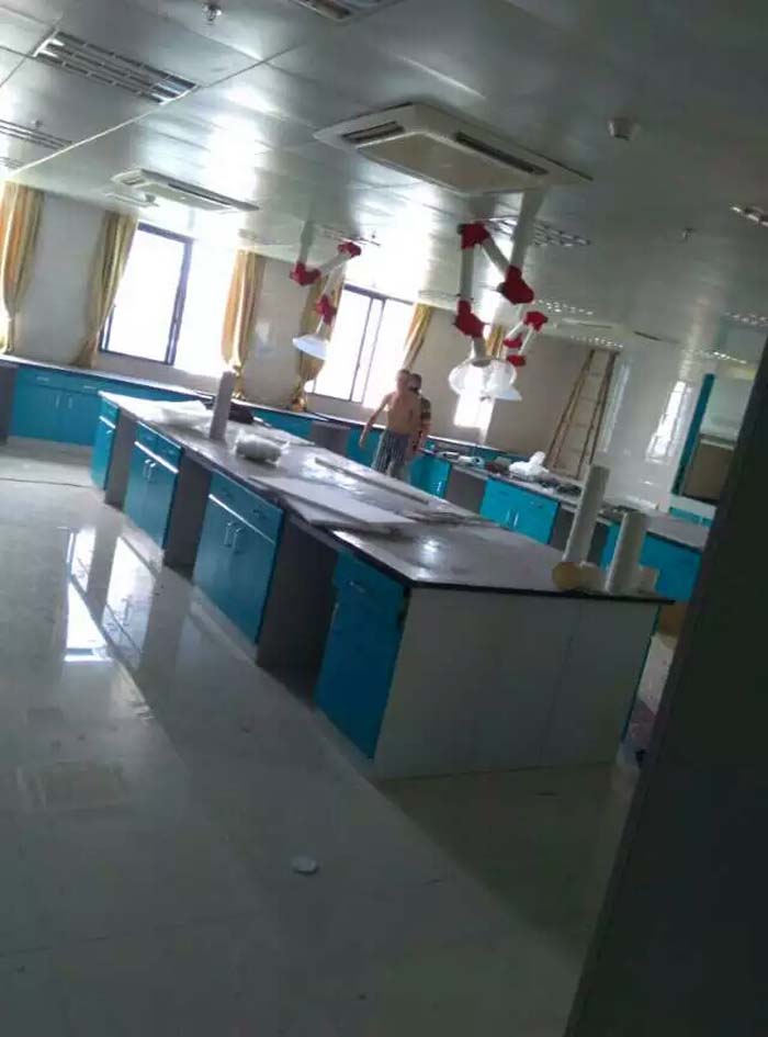 實(shí)驗(yàn)臺(tái)應(yīng)安裝在穩(wěn)固的支撐結(jié)構(gòu)上,確保實(shí)驗(yàn)臺(tái)在使用過程中的穩(wěn)定性。 實(shí)驗(yàn)臺(tái)應(yīng)安裝在穩(wěn)固的支撐結(jié)構(gòu)上,確保實(shí)驗(yàn)臺(tái)在使用過程中的穩(wěn)定性。