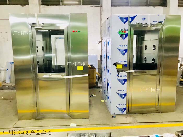 風(fēng)淋室安裝地面應(yīng)平整、堅(jiān)實(shí)，無油污、水漬等。