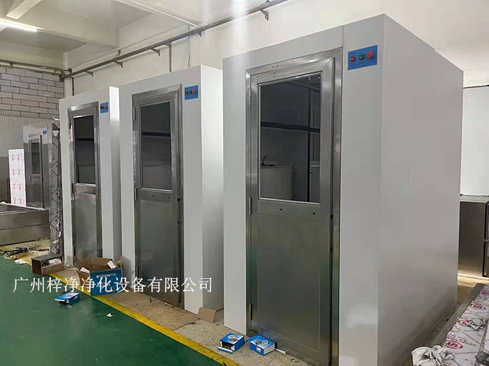 風淋室作為潔凈室的人身凈化裝置，對于維持潔凈室的潔凈度至關(guān)重要。