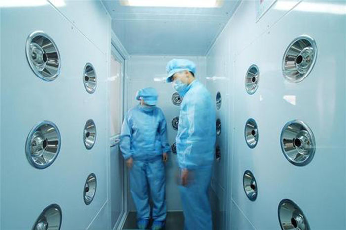 啟動(dòng)風(fēng)淋室按下啟動(dòng)按鈕，風(fēng)淋室開(kāi)始工作，風(fēng)機(jī)啟動(dòng)，過(guò)濾器開(kāi)始過(guò)濾空氣。