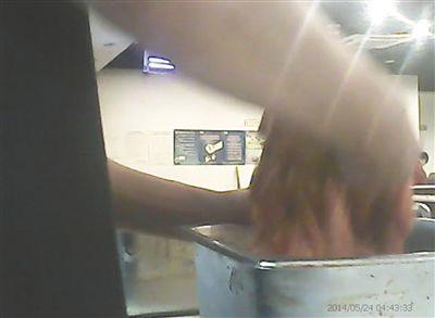 在開餐前，烤肉店一名員工正徒手?jǐn)嚢枞馄?
