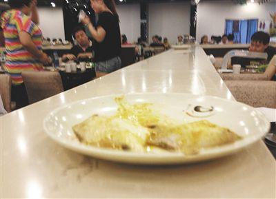 客人剩下的魚，被擺在一旁的石臺上，它們隨后被送往后廚，繞一圈后再次出現(xiàn)在餐臺。
