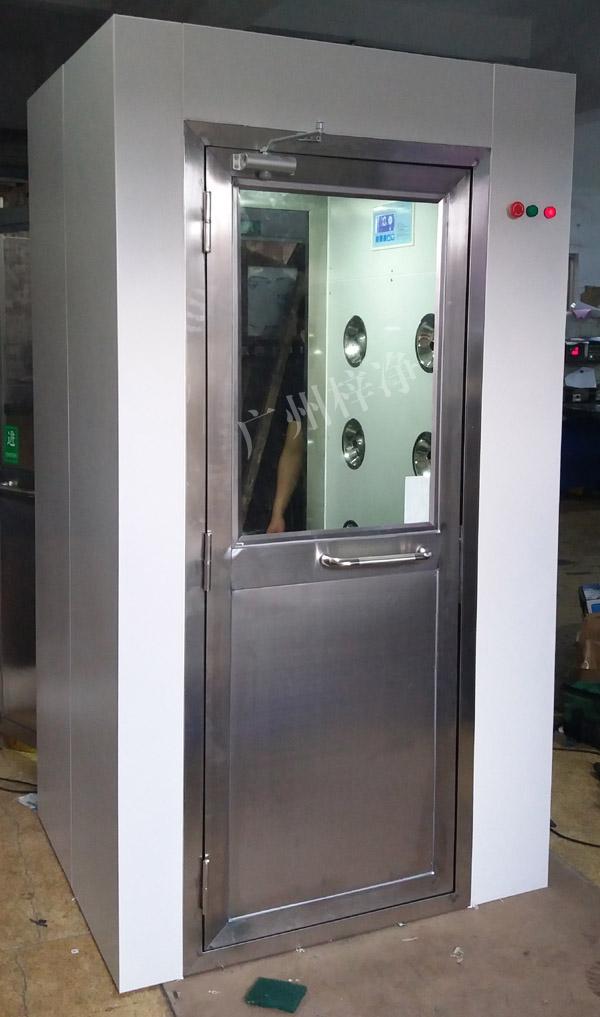 1200型風(fēng)淋室是進(jìn)入潔凈室所必需的通道，可以減少進(jìn)出潔凈室所帶來的污染問題。