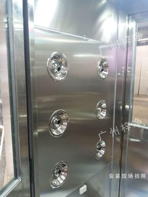 凈化風淋室工作區(qū)照片 凈化風淋室工作區(qū)照片